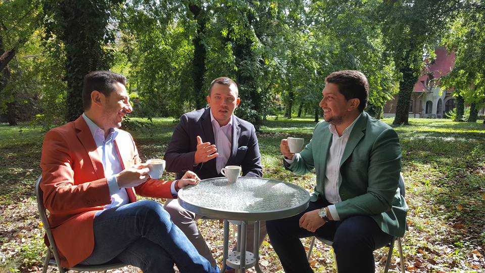 Fotografie din 2016, Facebook-ul lui Fusea, în care stă Vlad Drugă (centru), candidat PNL Dâmbovița la Parlamentarele din 2024 și cu Alexandru Hazem Kansou